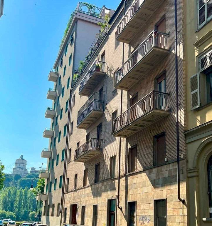 Facciata - Quadrilocale via Camillo Benso di Cavour, 48, Torino (zona Centro) - foto 1