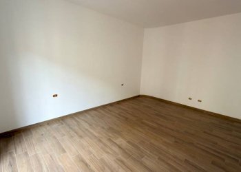 Camera da letto - Trilocale via Zara, 8, Biella - foto 13