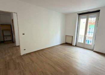 Camera da letto - Trilocale via Zara, 8, Biella - foto 14