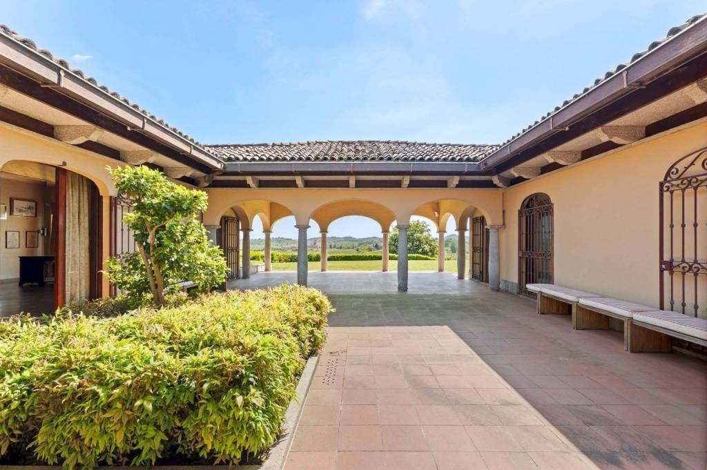 Cortile interno - Villa strada San Giorgio Miglietta, 3, Casale Monferrato - foto 1
