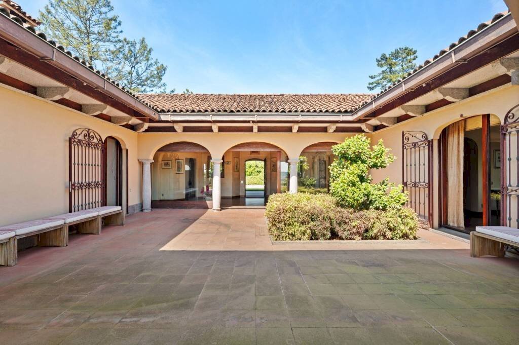 Cortile interno - Villa strada San Giorgio Miglietta, 3, Casale Monferrato - foto 2