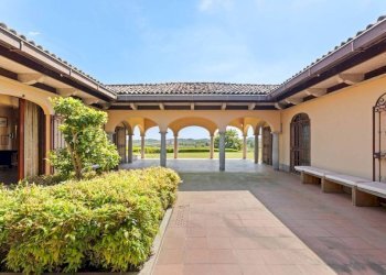 Cortile interno - Villa strada San Giorgio Miglietta, 3, Casale Monferrato - foto 1