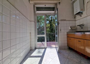 cucina d appartamento via vezzani rivarolo genova - Apartment Via Faliero Vezzani 42, Genova (neighborhood Rivarolo) - photo 5