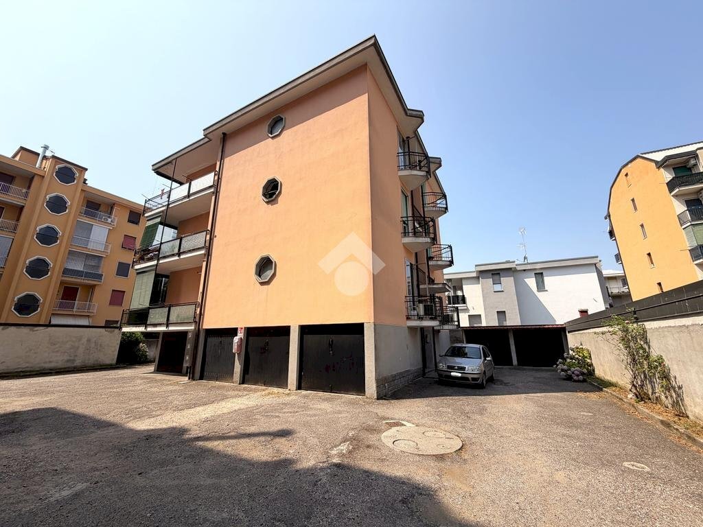 Three-room apartment Viale dello Stadio, Magenta - photo 1