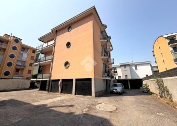 Three-room apartment Viale dello Stadio, Magenta - photo 1