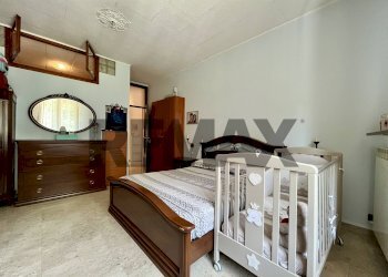 Camera / camera da letto - Bilocale Via Matteotti
 
8, Porto Ceresio - foto 12