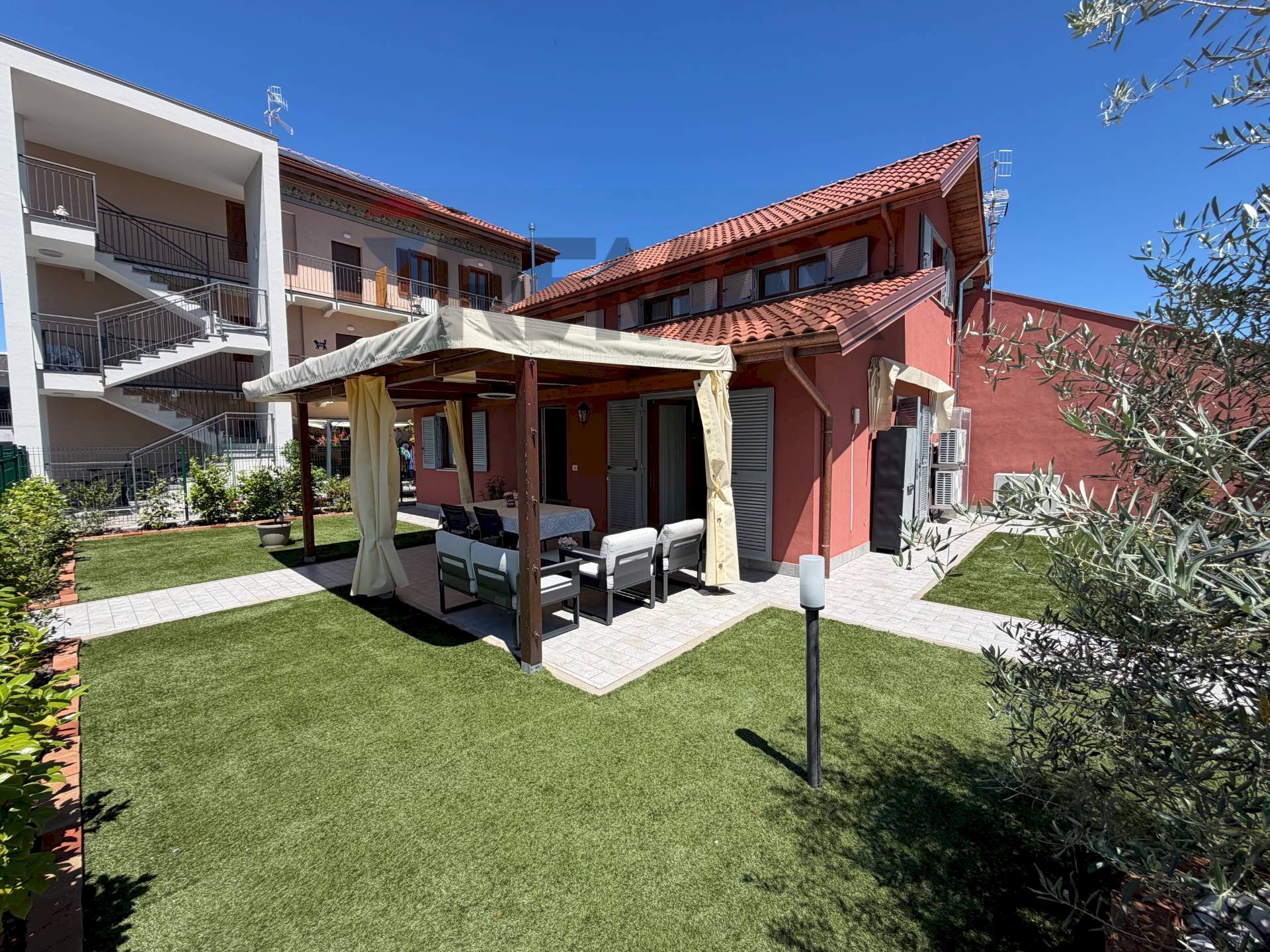 Casa all\'aperto - Independent house Via Monte Nero
 
13, Arona - photo 1