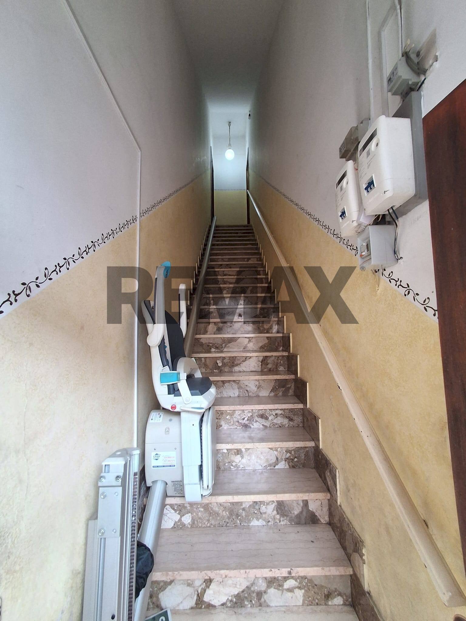 Scale - Casa indipendente via isonzo
77, San Vito dei Normanni - foto 3