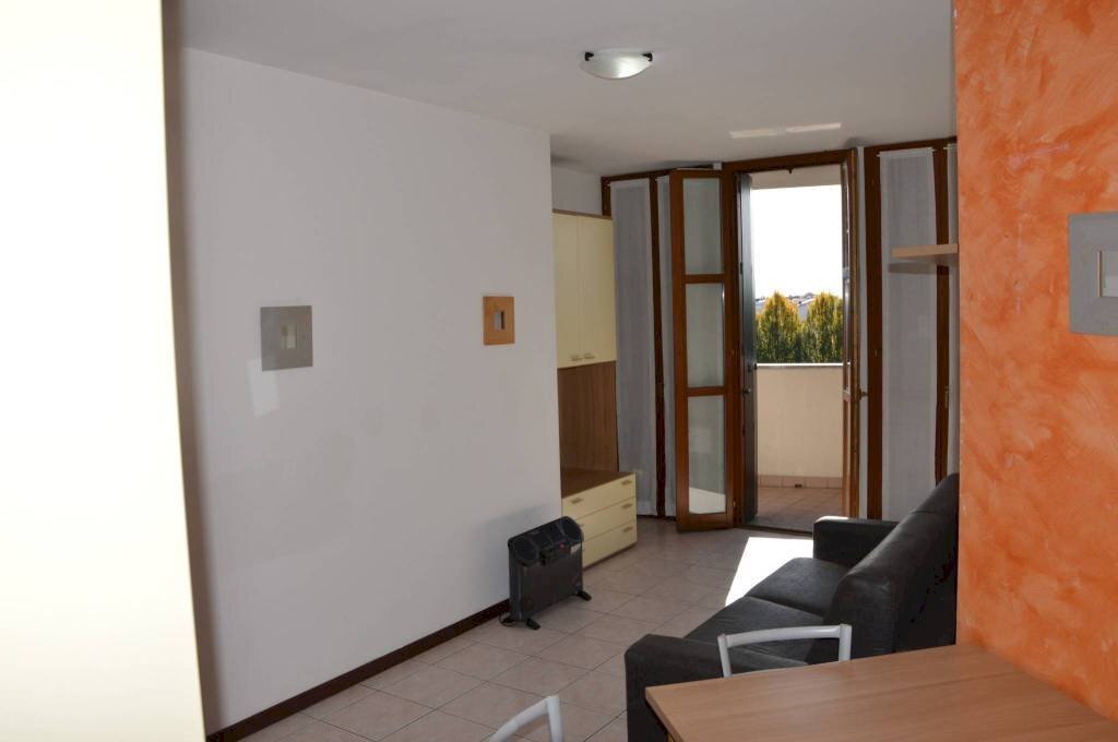 Salone - Appartamento via Alessandro Volta, 20, Cardano al Campo - foto 3