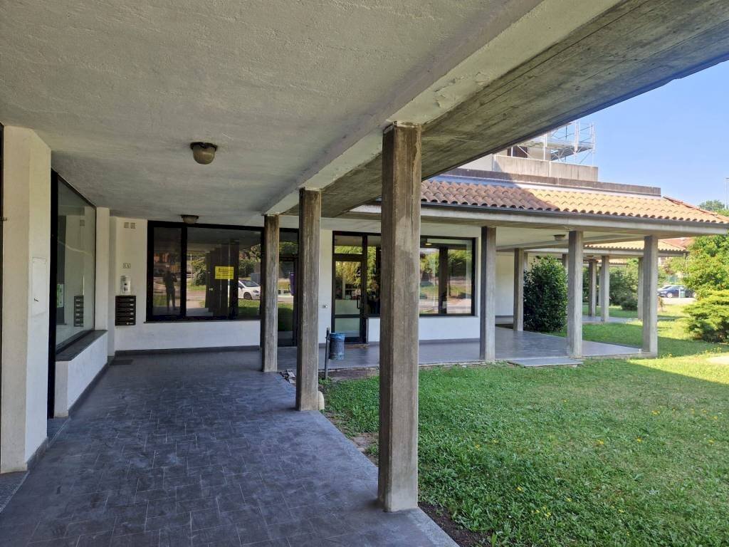 Interno palazzo - Negozio via Giovanni XXIII, 1, Daverio - foto 1