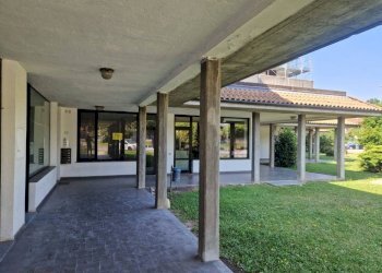 Interno palazzo - Negozio via Giovanni XXIII, 1, Daverio - foto 1