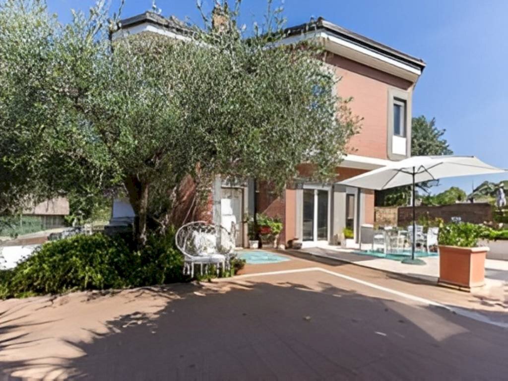 Piscina - Villa via del Tibet, Roma (neighborhood EUR) - photo 3