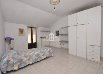 Camera da letto - Casa indipendente via Cesare Battisti, 5, Cuorgnè - foto 1