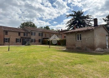 Semi-detached house Via Comacchio, Ferrara (neighborhood Cona) - photo 1