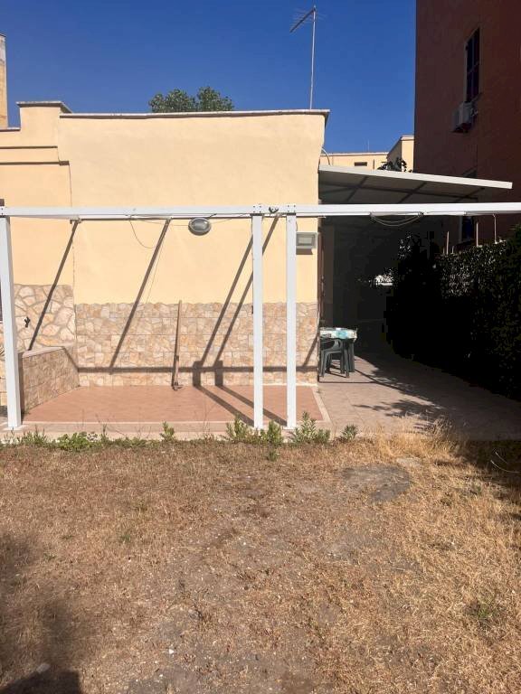 Cortile interno - Two-room apartment via delle Oceanine, Roma (neighborhood Lido di Ostia) - photo 2