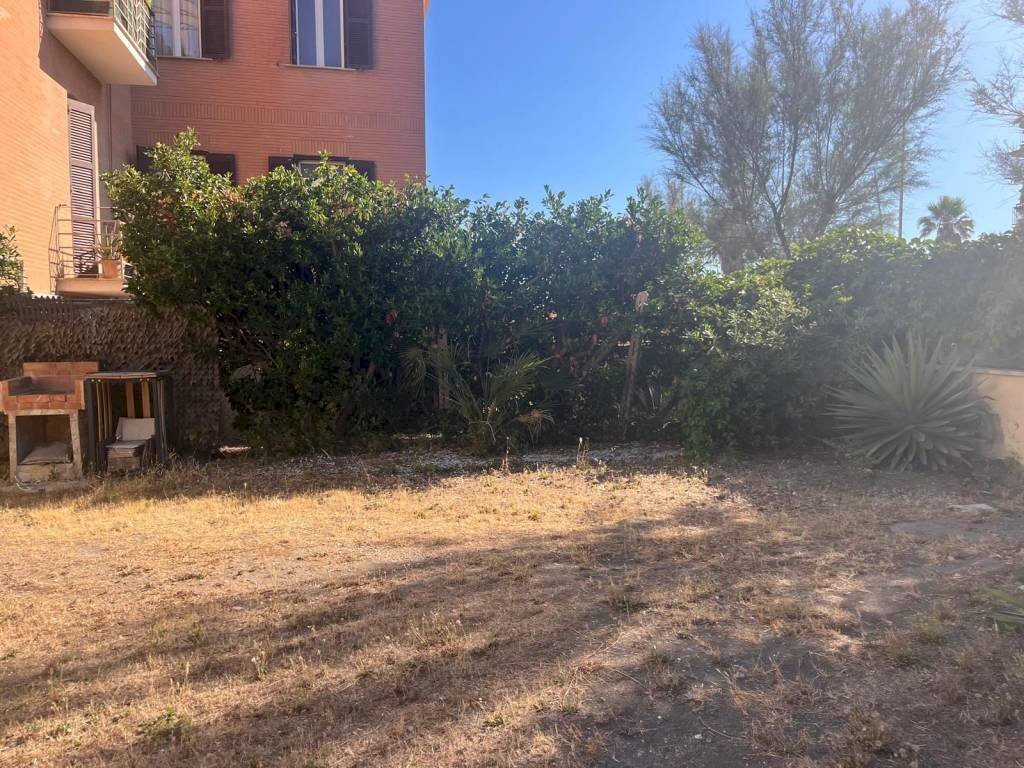 Giardino - Two-room apartment via delle Oceanine, Roma (neighborhood Lido di Ostia) - photo 3
