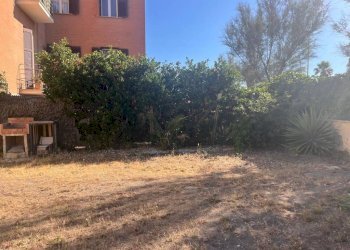 Giardino - Two-room apartment via delle Oceanine, Roma (neighborhood Lido di Ostia) - photo 3