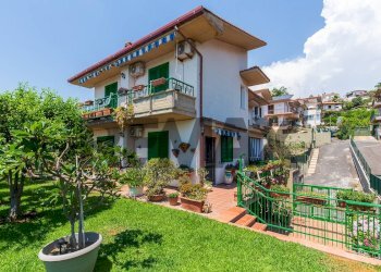 Casa all\'aperto - Villa a Schiera Via Dei Ciclopi
 
36, Aci Catena - foto 1