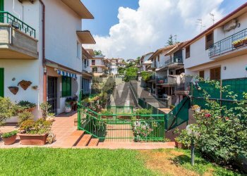 Giardino - Villa a Schiera Via Dei Ciclopi
 
36, Aci Catena - foto 3