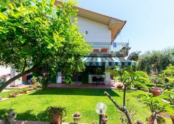 Giardino - Villa a Schiera Via Dei Ciclopi
 
36, Aci Catena - foto 12