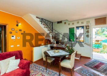 Sala da pranzo - Villa a Schiera Via Dei Ciclopi
 
36, Aci Catena - foto 24