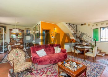 Sala da pranzo - Villa a Schiera Via Dei Ciclopi
 
36, Aci Catena - foto 27
