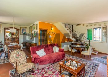 Sala da pranzo - Villa a Schiera Via Dei Ciclopi
 
36, Aci Catena - foto 35