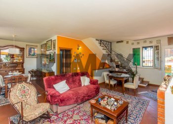 Sala da pranzo - Villa a Schiera Via Dei Ciclopi
 
36, Aci Catena - foto 36