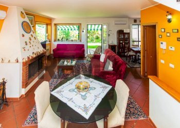 Sala da pranzo - Villa a Schiera Via Dei Ciclopi
 
36, Aci Catena - foto 43