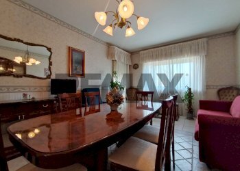Sala da pranzo - Quadrilocale Via Cristoforo Colombo
 
27, Tremestieri Etneo - foto 5