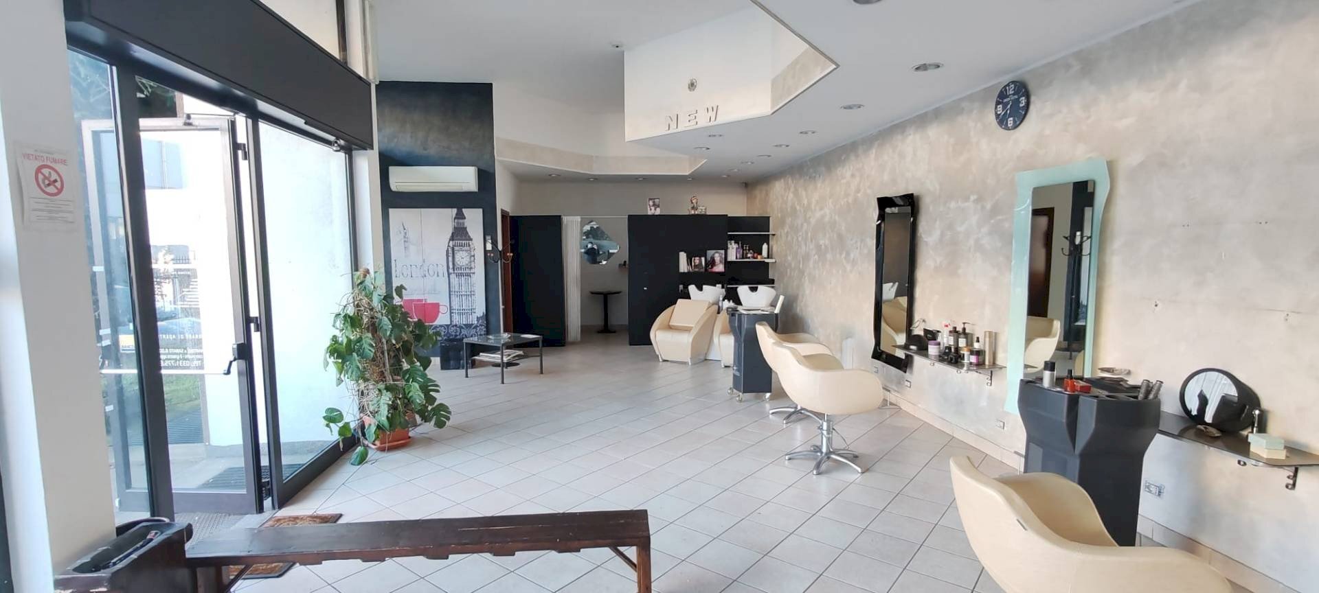 Ricezione / Lobby - Locale Commerciale Via Passo Resia, Gallarate - foto 1