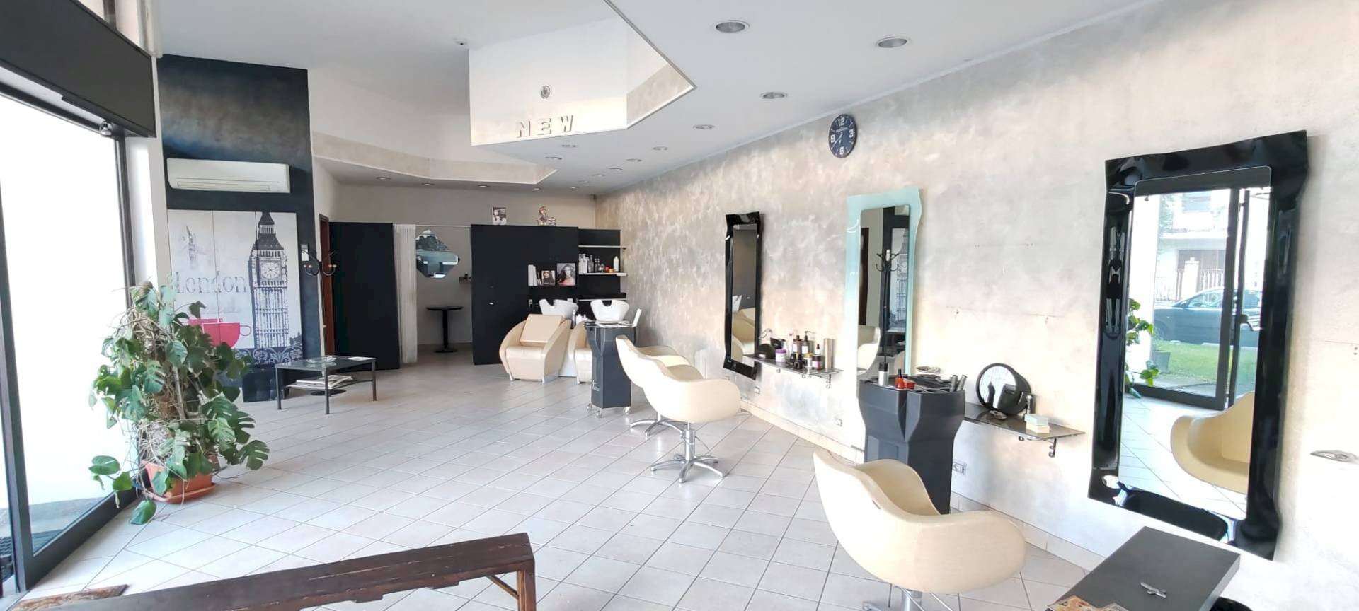 Ricezione / Lobby - Locale Commerciale Via Passo Resia, Gallarate - foto 3