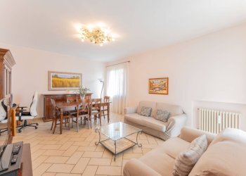 Sala da pranzo - Semi-detached house via monterosa
 
23, Pombia - photo 7