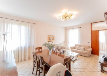 Sala da pranzo - Semi-detached house via monterosa
 
23, Pombia - photo 8