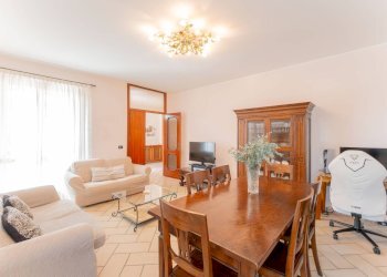 Sala da pranzo - Semi-detached house via monterosa
 
23, Pombia - photo 9