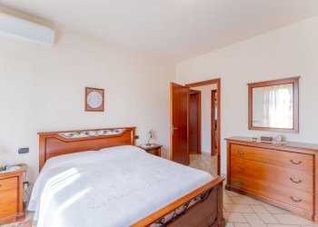 Camera / camera da letto - Semi-detached house via monterosa
 
23, Pombia - photo 17