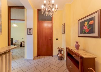 Hall / corridoio - Semi-detached house via monterosa
 
23, Pombia - photo 43