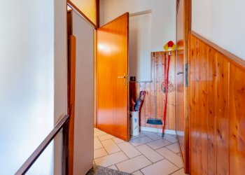 Hall / corridoio - Semi-detached house via monterosa
 
23, Pombia - photo 57