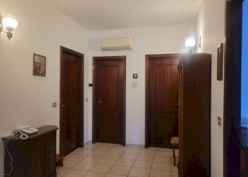 Hall / corridoio - Villa Via Giuseppe Garibaldi
 
11, Gargallo - photo 17