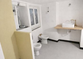 Four-room apartment vico dei Migliorini, Genova (neighborhood Centro Storico) - photo 4