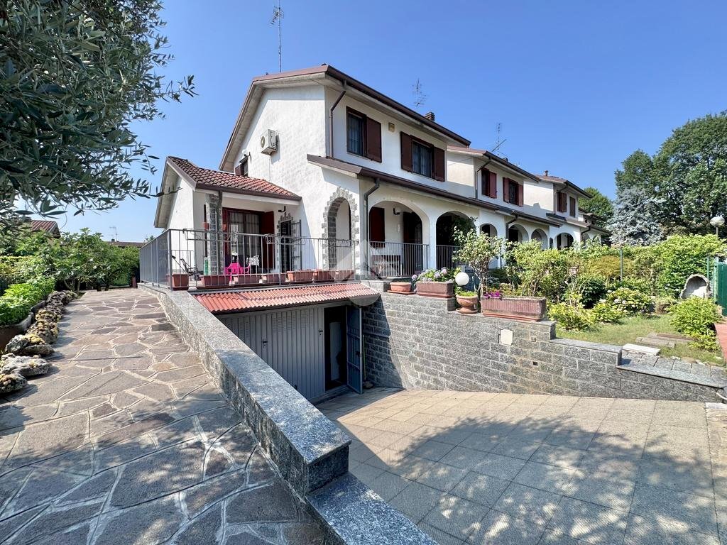 Terraced Villa Via aldo moro, Casarile - photo 1