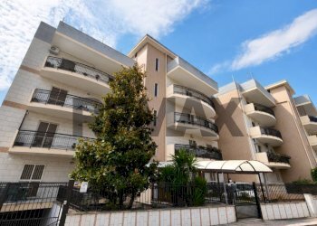 Edificio all\'aperto - Four-room apartment Via Caduti Sul Lavoro
 
12, Bitetto - photo 1