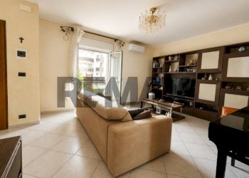 Soggiorno - Four-room apartment Via Caduti Sul Lavoro
 
12, Bitetto - photo 5
