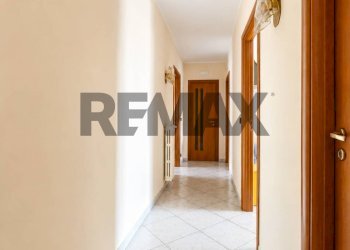 Hall / corridoio - Four-room apartment Via Caduti Sul Lavoro
 
12, Bitetto - photo 13