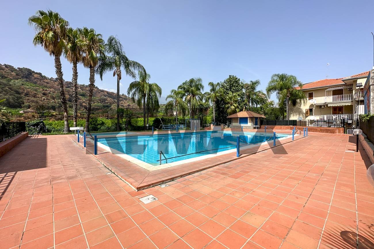 Piscina - Quadrilocale Via Provinciale per riposto
 
39, Acireale - foto 1