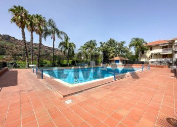 Piscina - Quadrilocale Via Provinciale per riposto
 
39, Acireale - foto 1