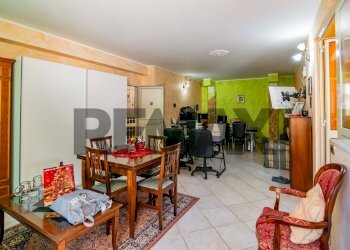 Sala da pranzo - Semi-detached house Via Beatrice Di Tenda
 
10, Valverde - photo 50
