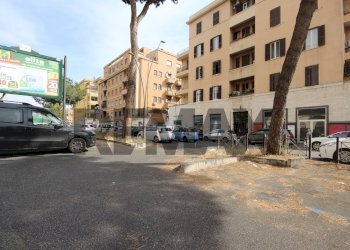 Edificio all\'aperto - Locale Commerciale via appia nuova
296, Roma - foto 3