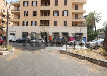 Edificio all\'aperto - Locale Commerciale via appia nuova
296, Roma - foto 6