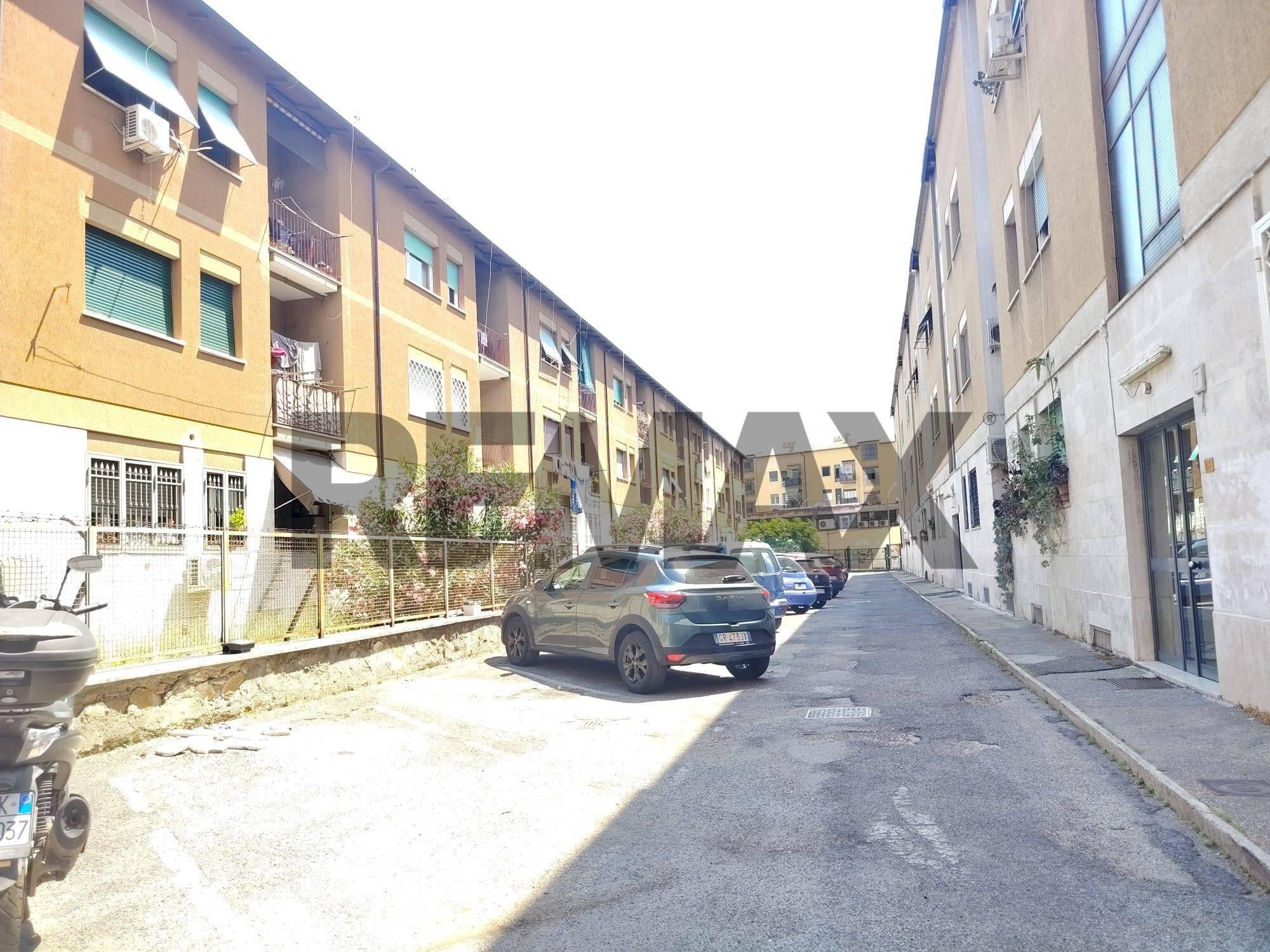 Edificio all\'aperto - Quadrilocale Via Pergamo
1, Roma - foto 2